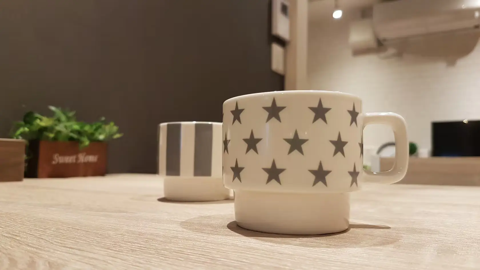 ダイニングテーブルの星柄と縞柄のマグカップ